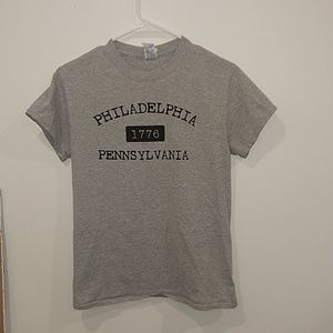 grey Gildan tee